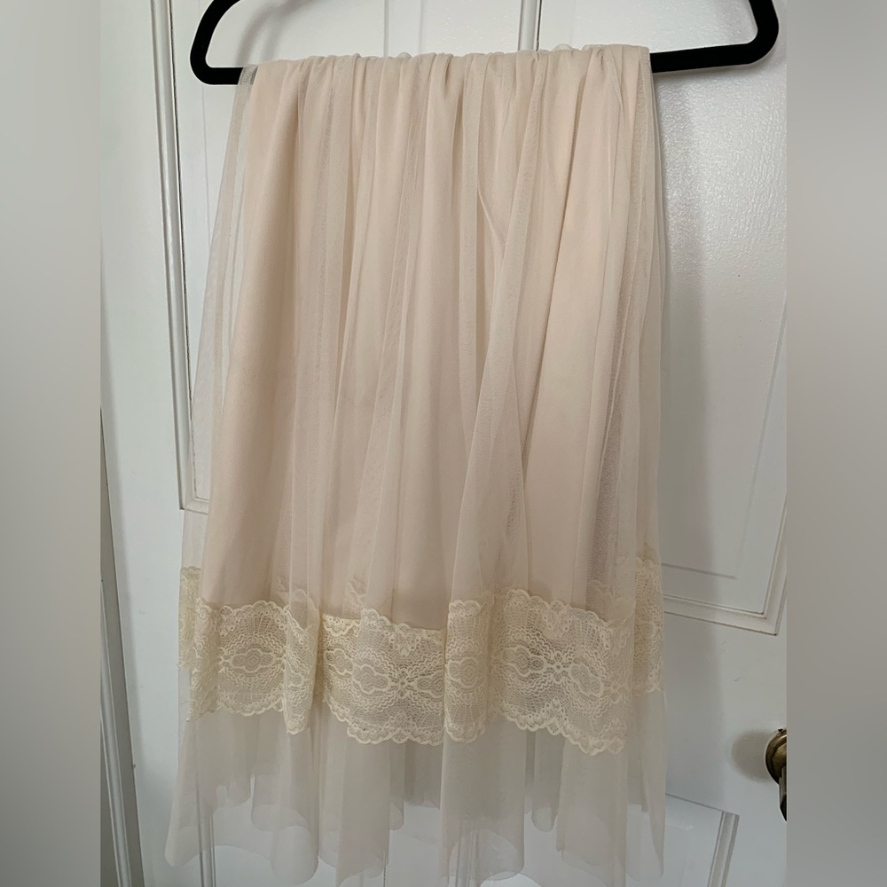 Torrid size 3 Cream colored tulle and lace skirt